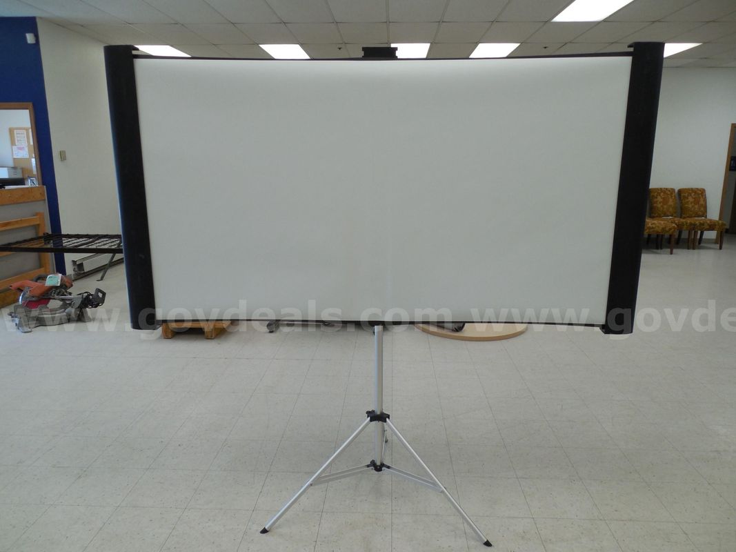 Free standing two piece portable projector screen