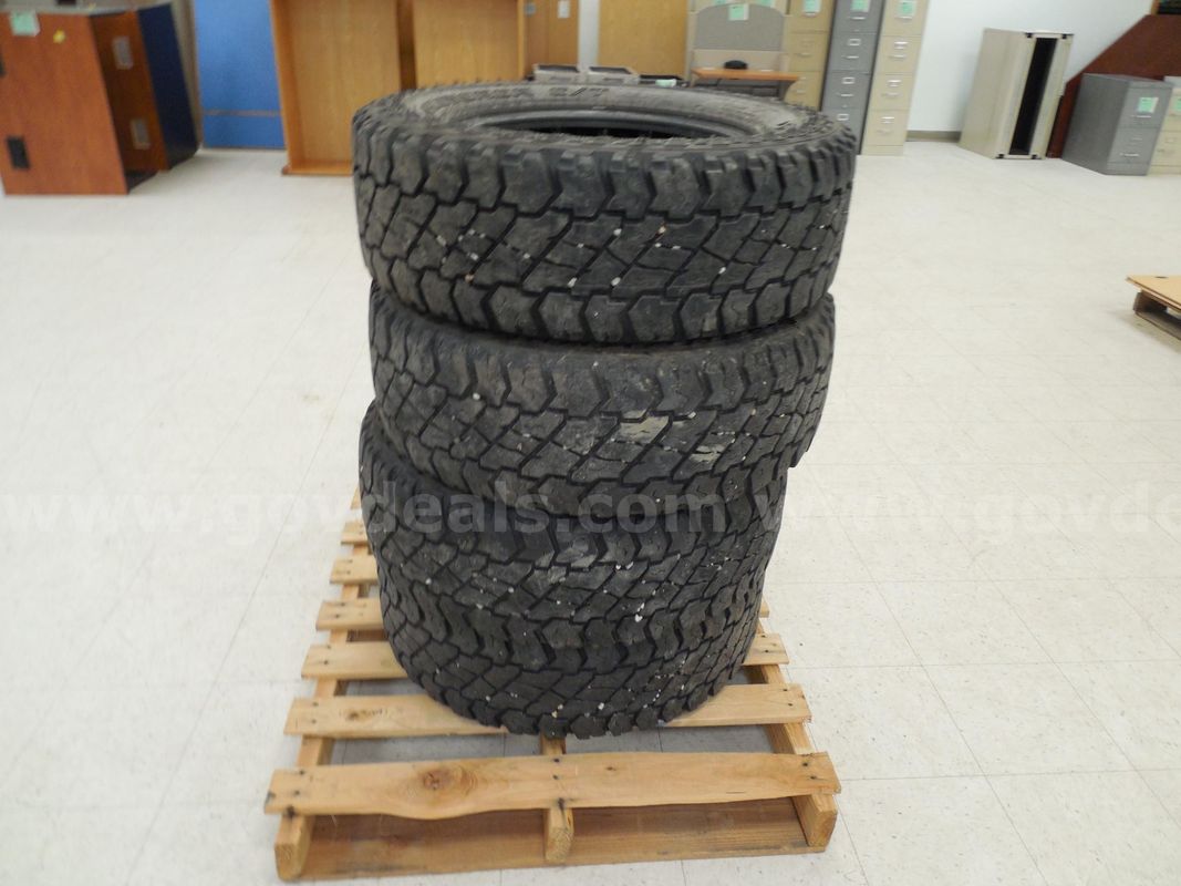 Set of Four Tires LT265/70 R17