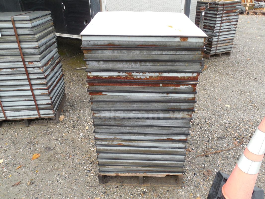 Steel floor tiles - Qty 33
